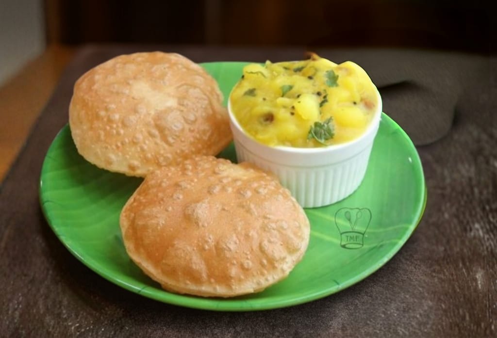 Poori (2 pcs)- with potato bhaji (8 oz)